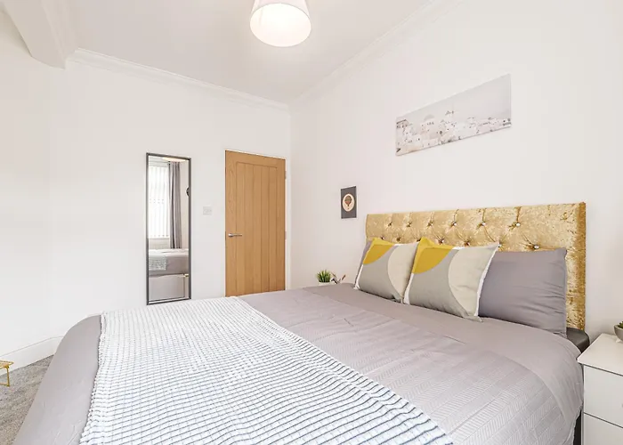 Luxury 4 Bedroom Apartment Southsea - Free Parking
